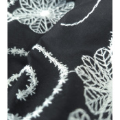 Tissu Voile de Coton Noir Fleurs Brodées Ecru