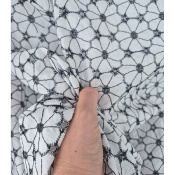 Tissu Voile de Coton Broderie Daisy Noir